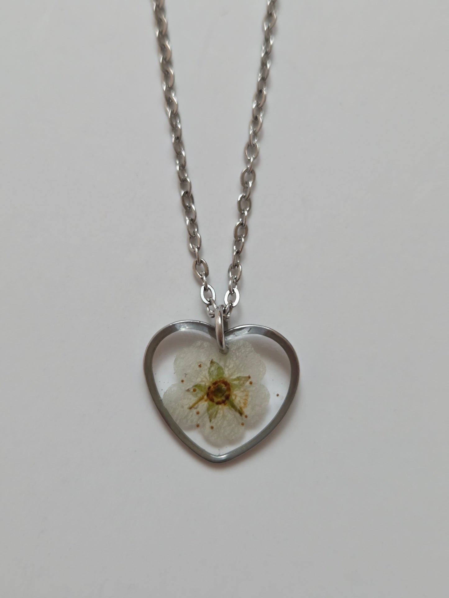 Collana con ciondolo - cuore di fiore bianco - 15 mm