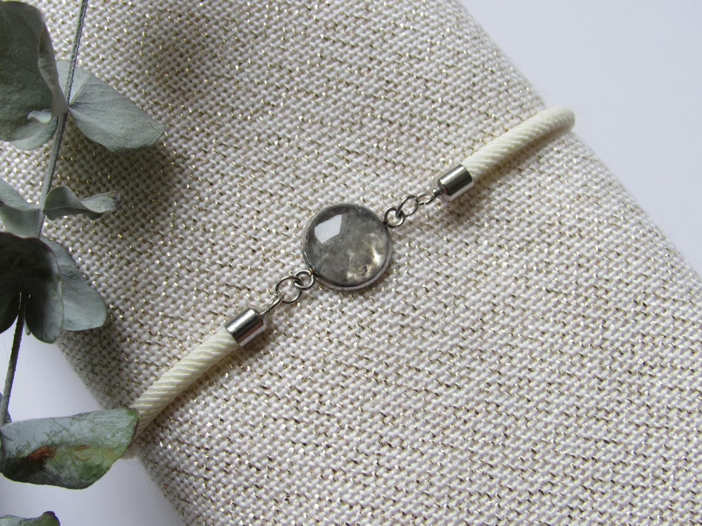 Kordelarmband mit Anhänger