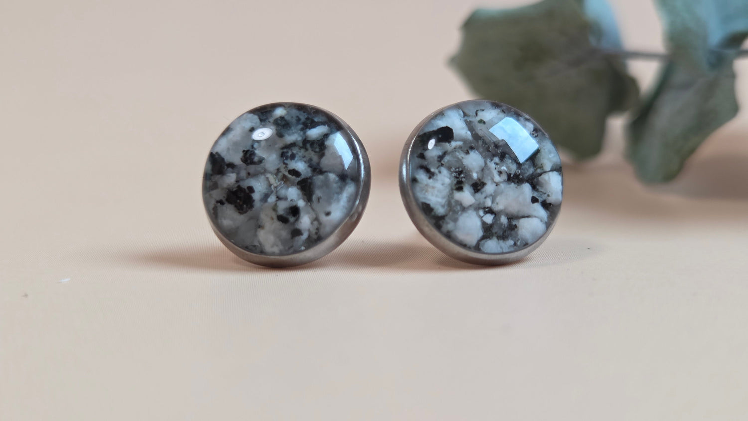 Ohrstecker mit Steinen