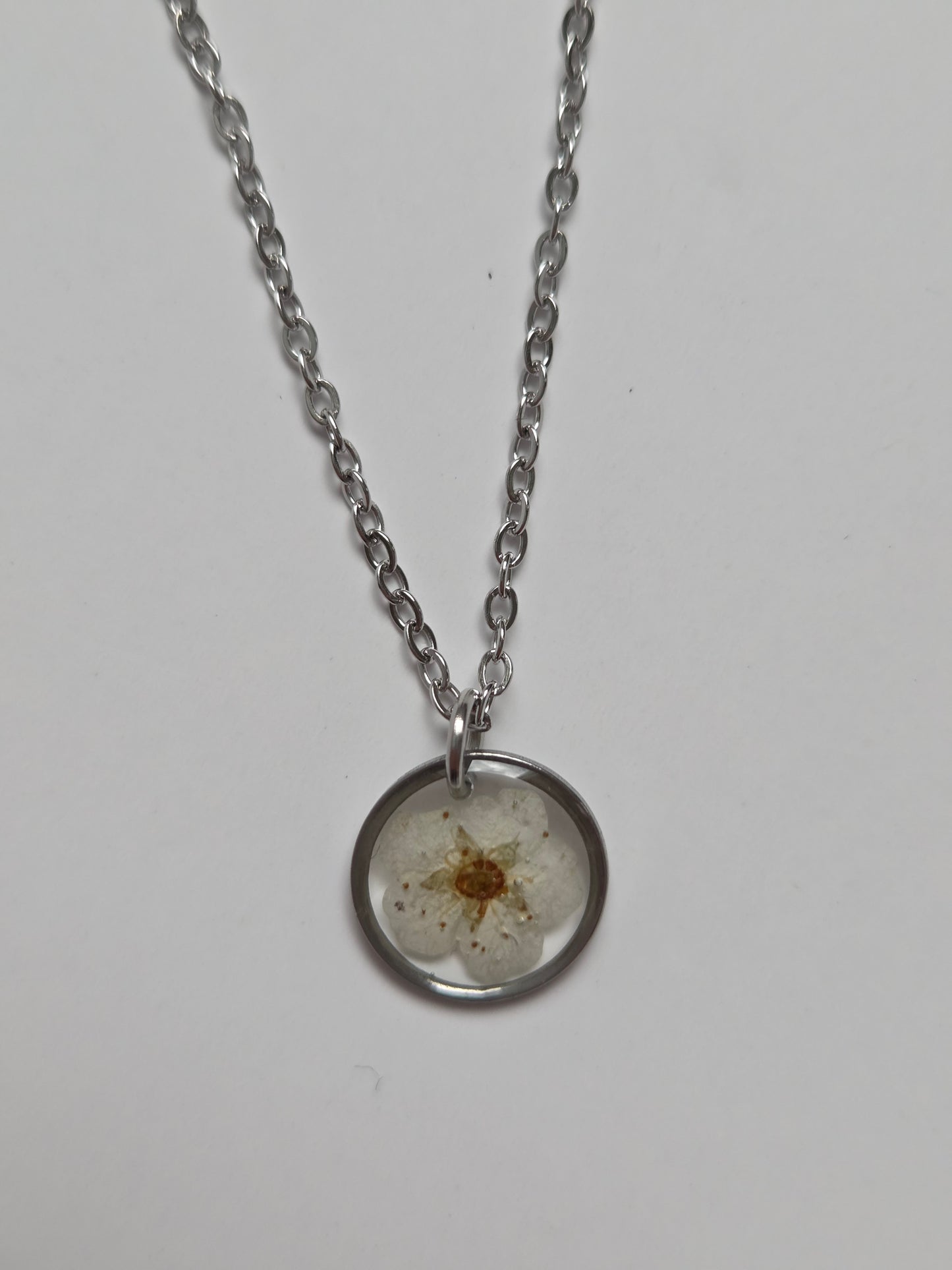 Halskette mit Anhänger - weiße Blume - 10mm