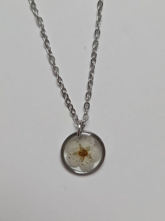 Halskette mit Anhänger - weiße Blume - 10mm