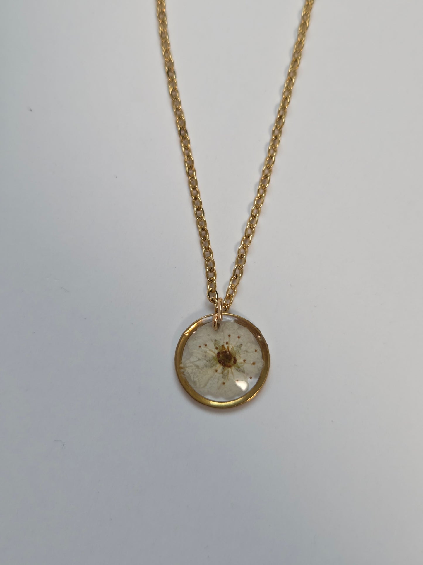 Halskette mit Anhänger - weiße Blume - 10mm