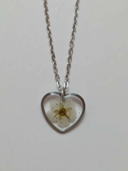 Halskette mit Anhänger - weiße Blume Herz - 15mm