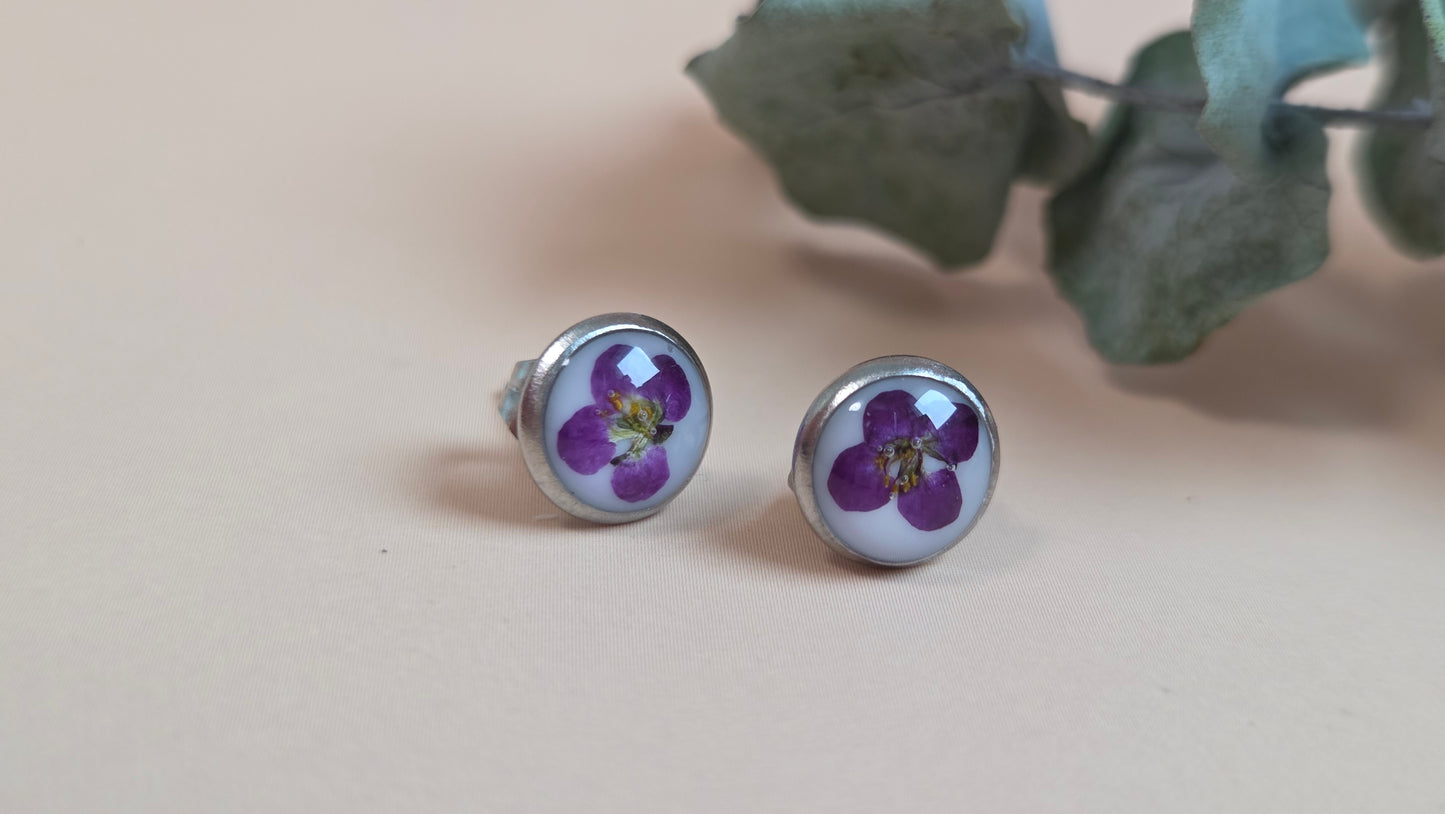 Ohrstecker mit Blume und Harz - Violett
