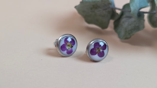 Ohrstecker mit Blume und Harz - Violett