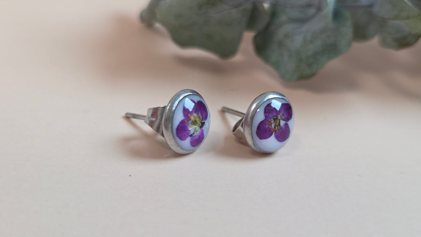 Ohrstecker mit Blume und Harz - Violett