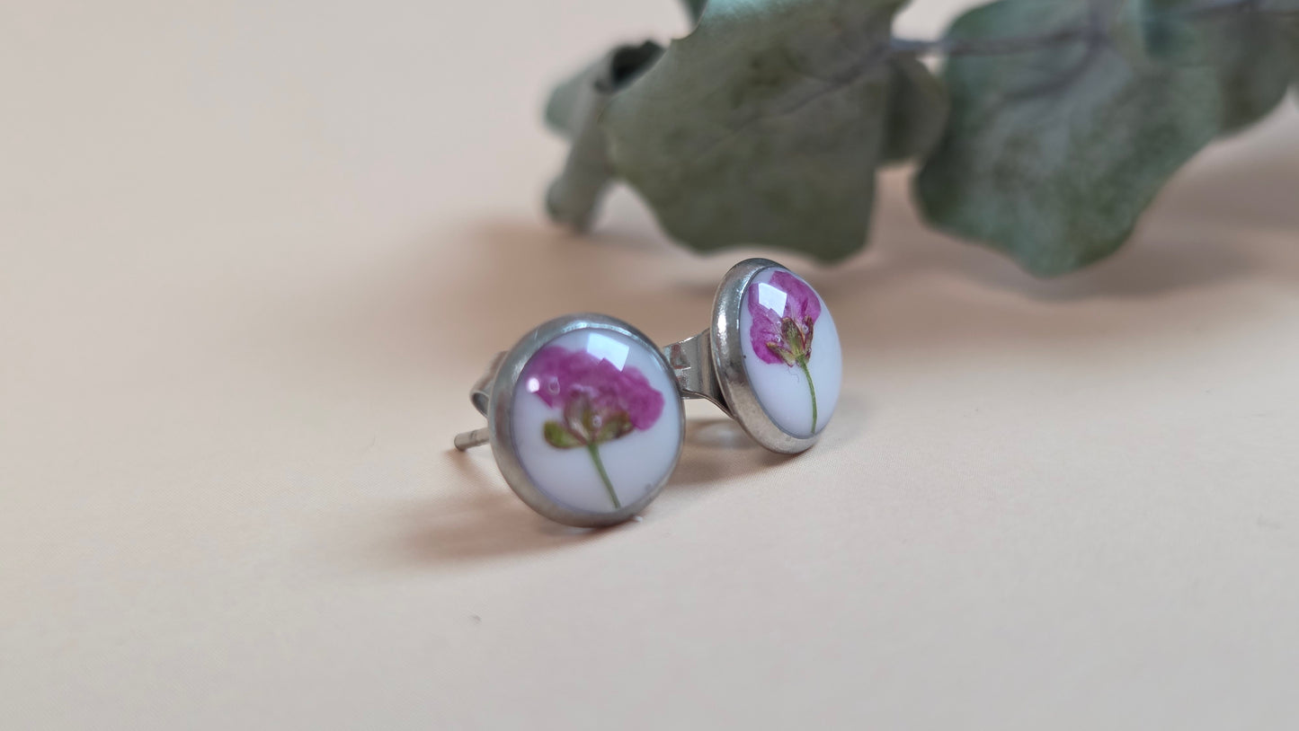 Ohrstecker mit Blume und Harz - Lila