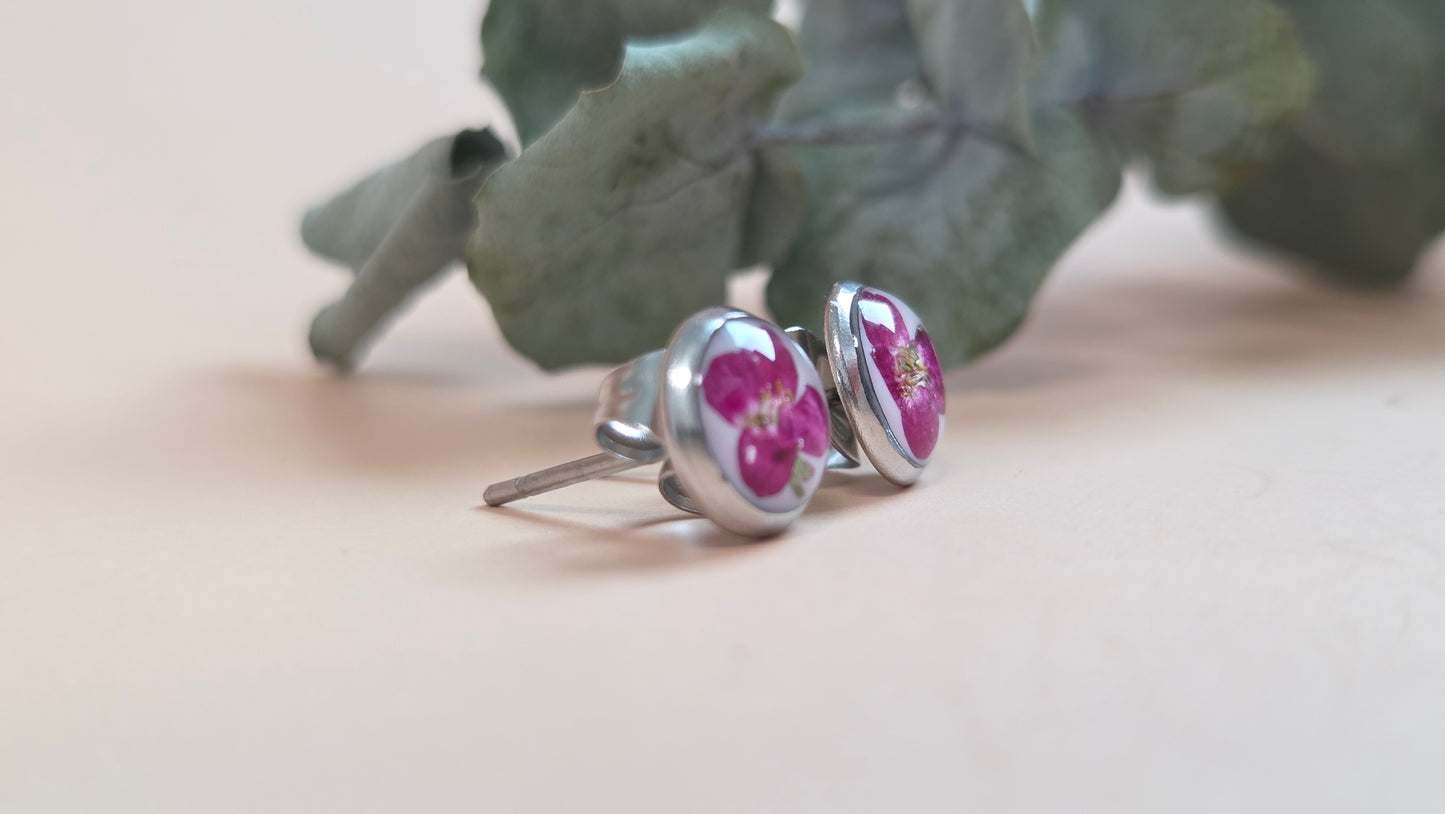 Ohrstecker mit Blume und Harz - Magenta