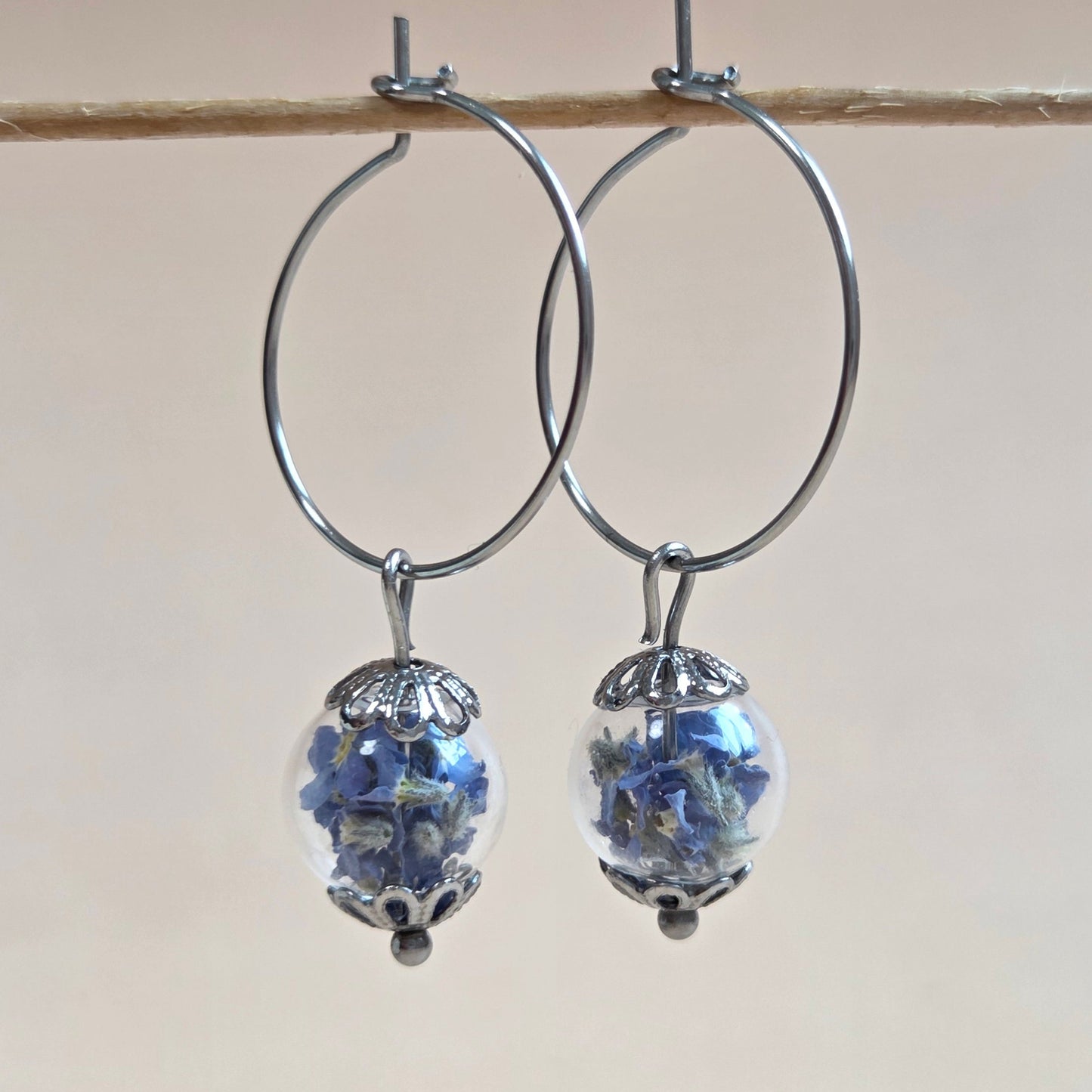 Orecchini a cerchio con sfera di vetro - blu nontiscordardime