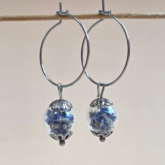 Creolen mit Glaskugel - Vergissmeinnicht blau