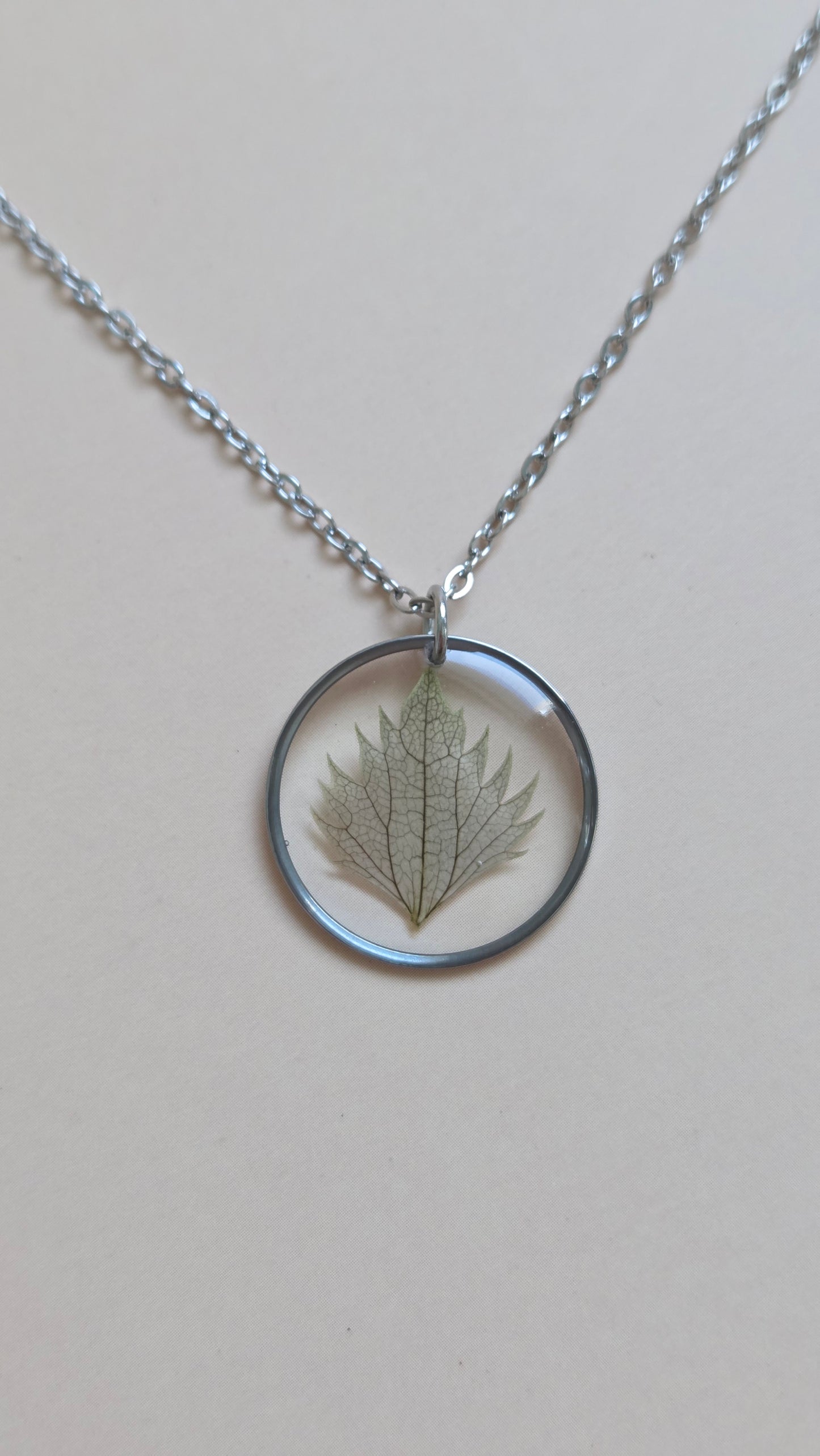 Necklace with pendant - leaf - 20mm