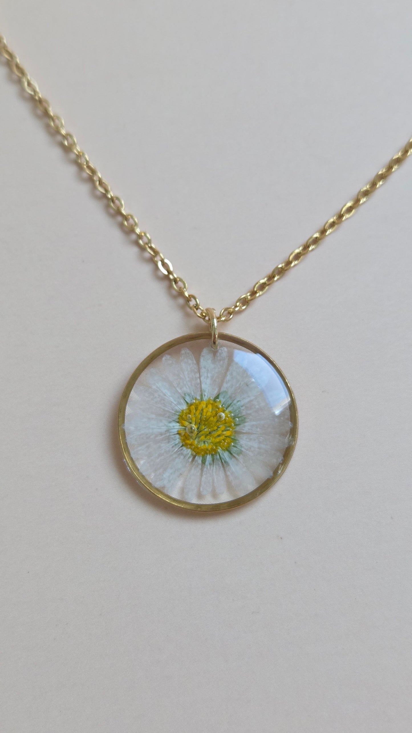 Necklace with pendant - daisies - 20mm