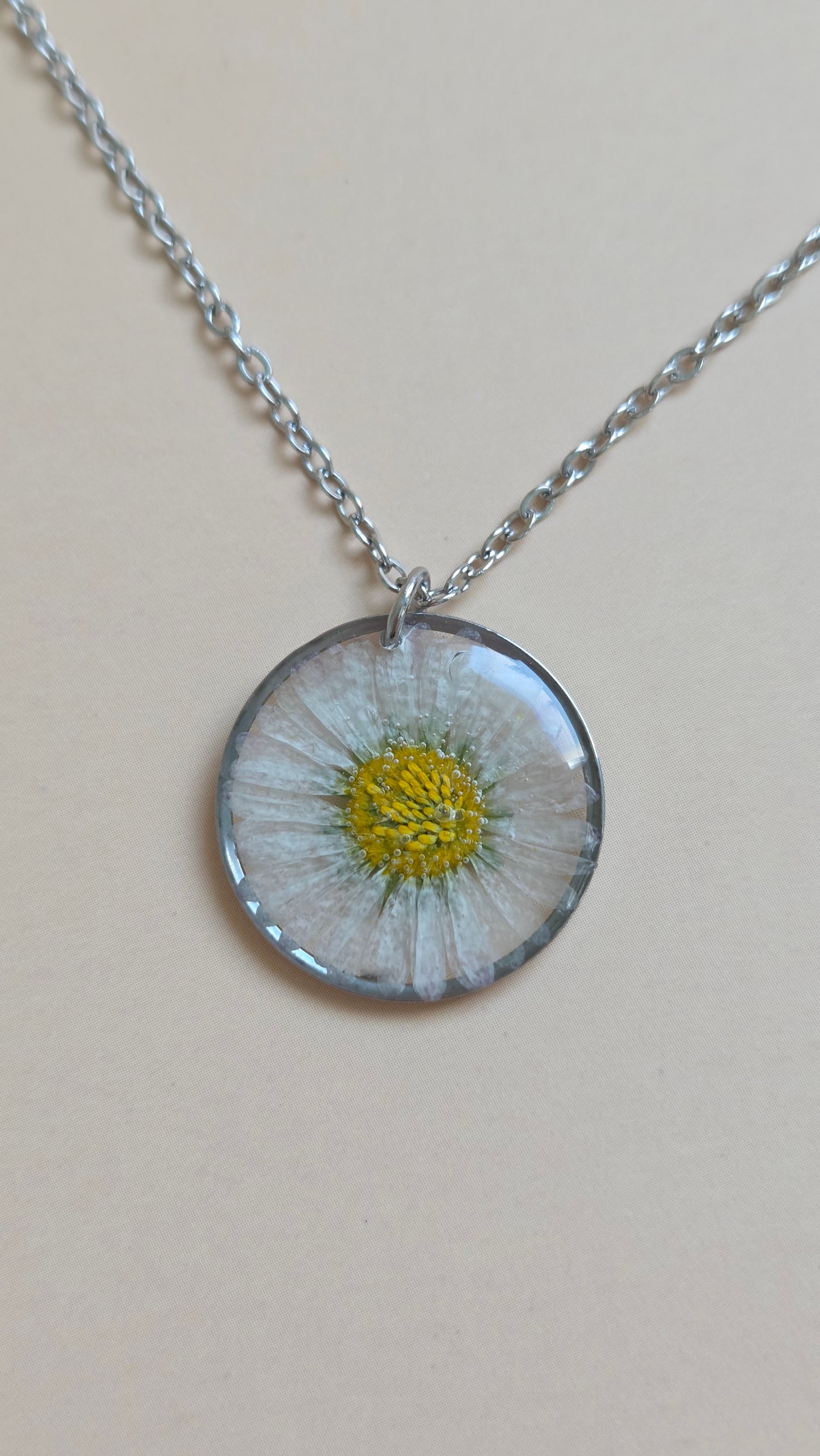 Necklace with pendant - daisies - 20mm