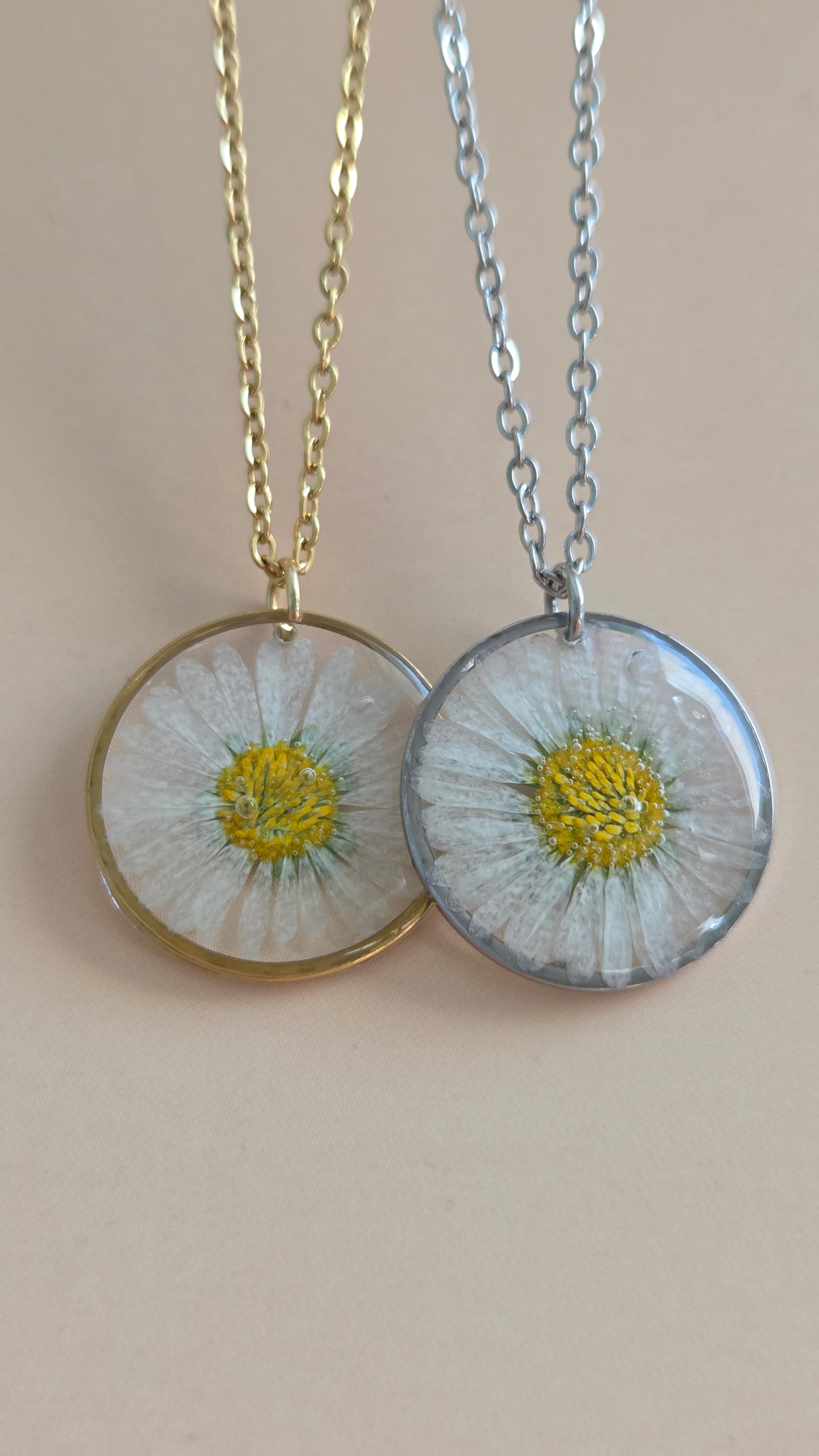 Necklace with pendant - daisies - 20mm