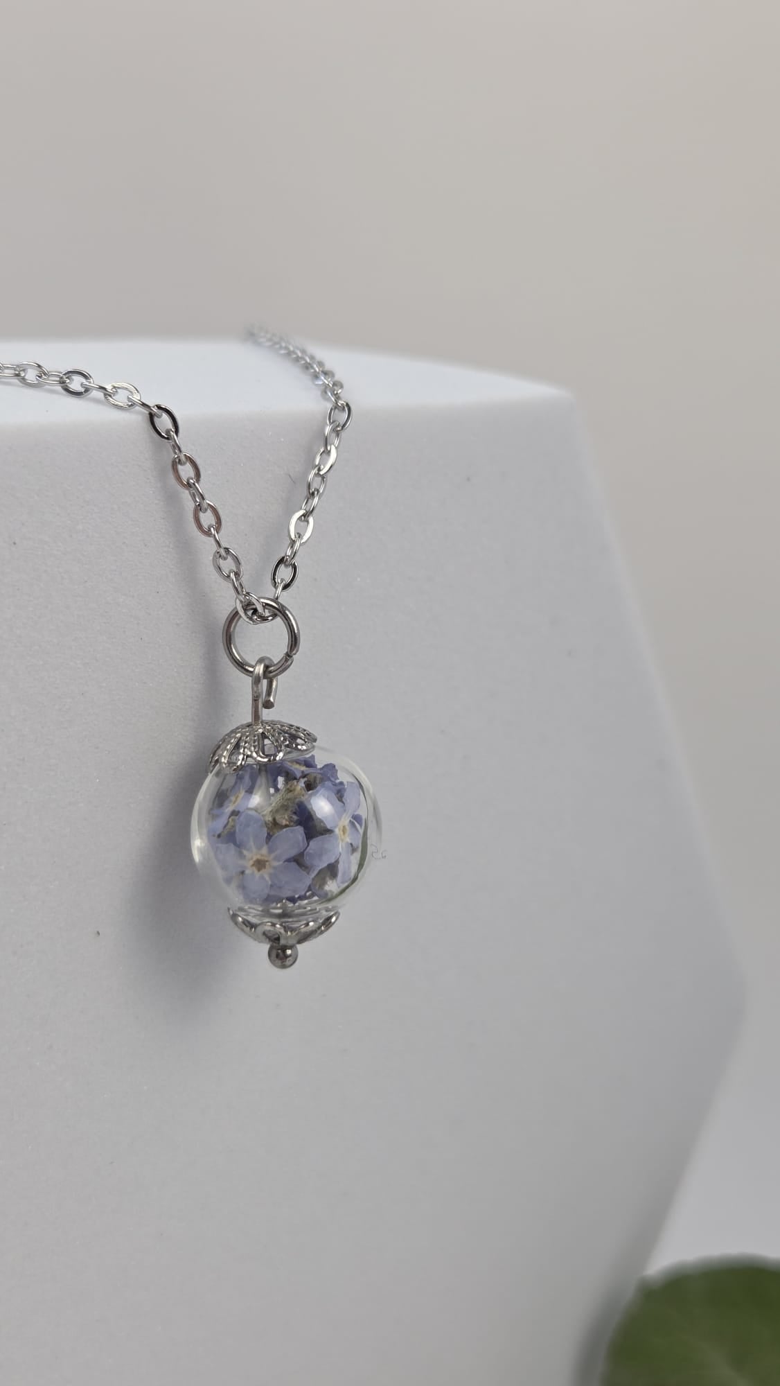 Halskette mit Glaskugel - Vergissmeinnicht