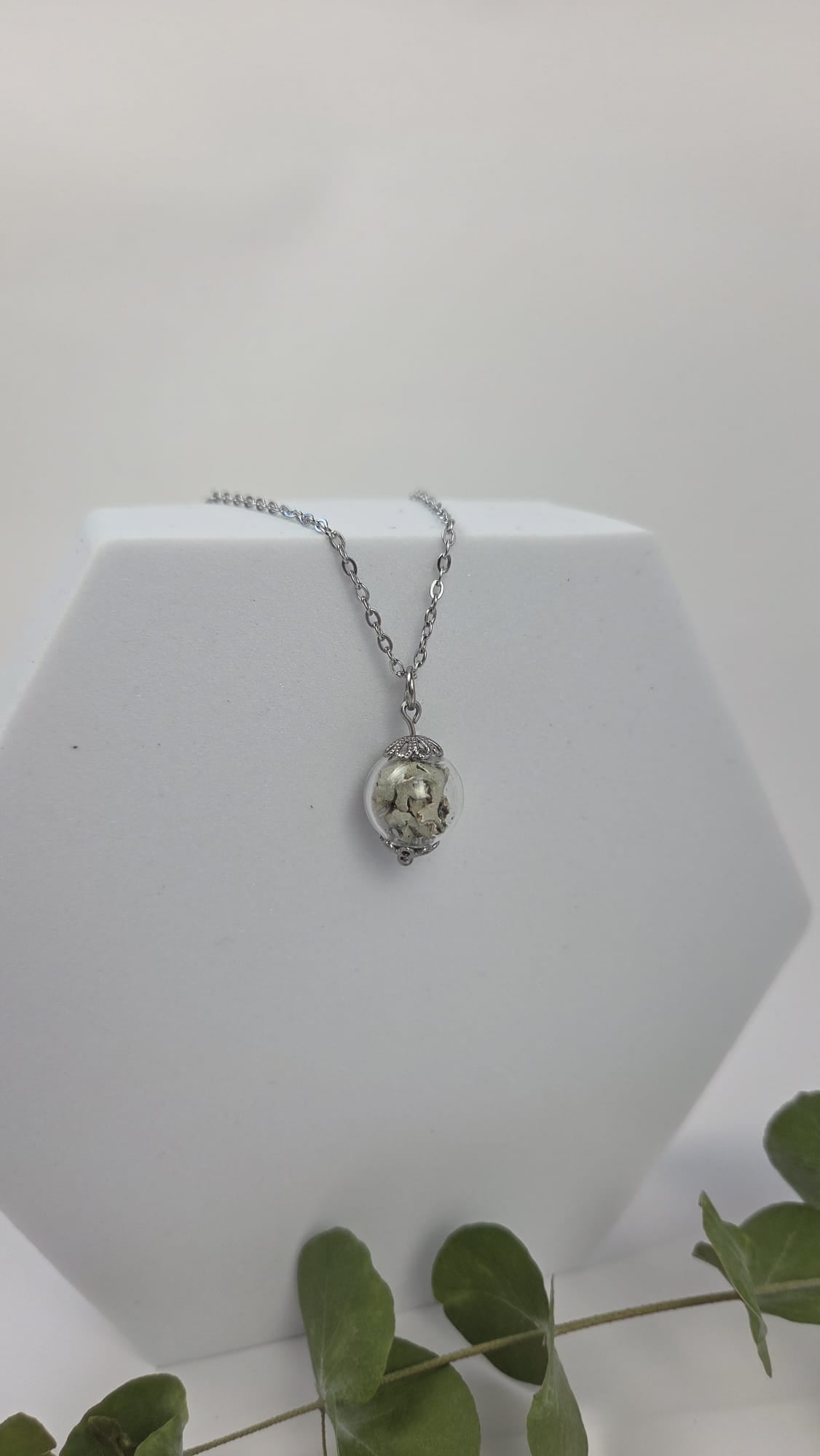 Halskette mit Glaskugel - Flechte