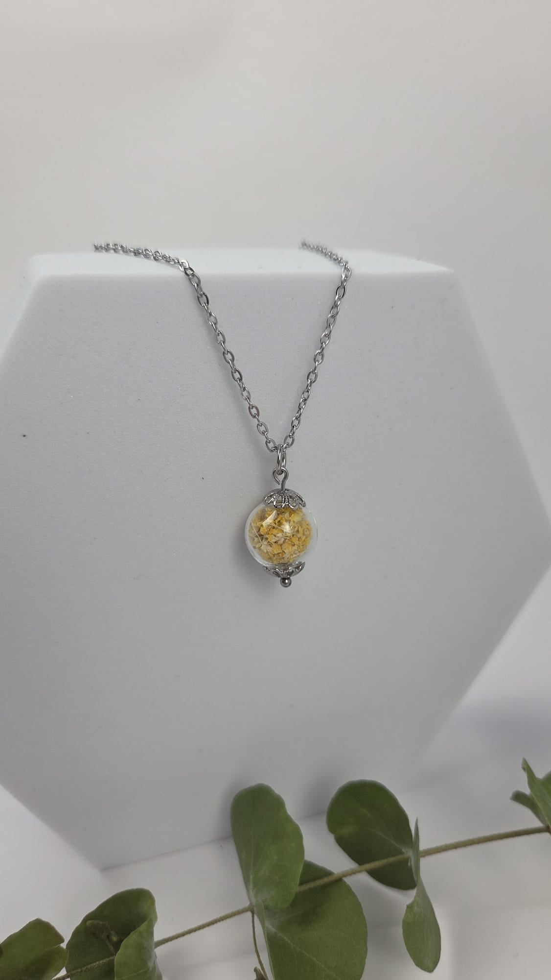 Halskette mit Glaskugel - gelbes Steinkraut