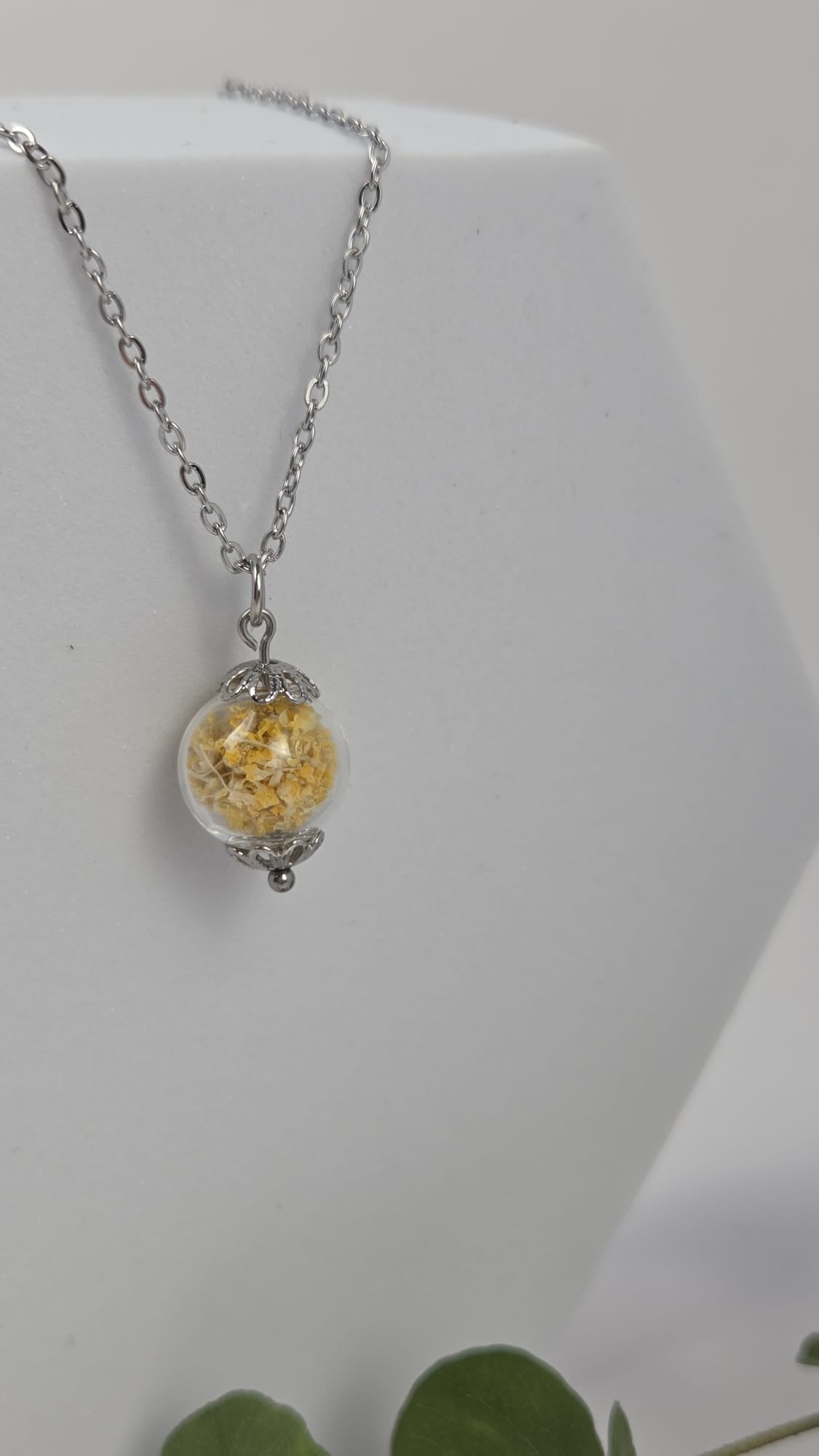 Halskette mit Glaskugel - gelbes Steinkraut