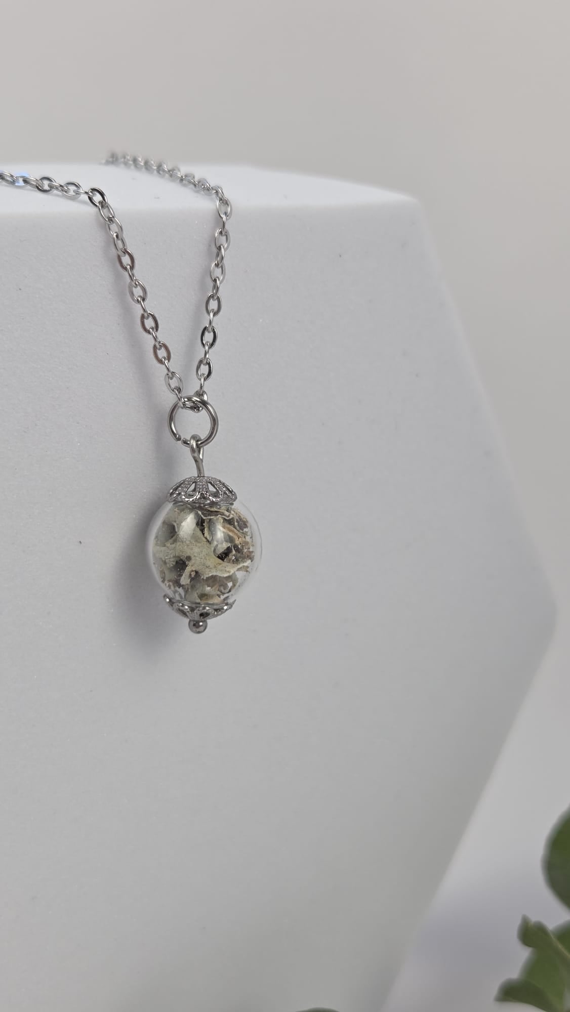 Halskette mit Glaskugel - Flechte