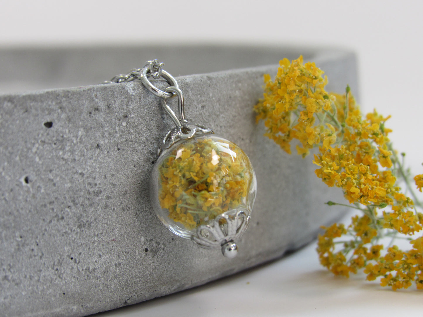 Halskette mit Glaskugel - gelbes Steinkraut