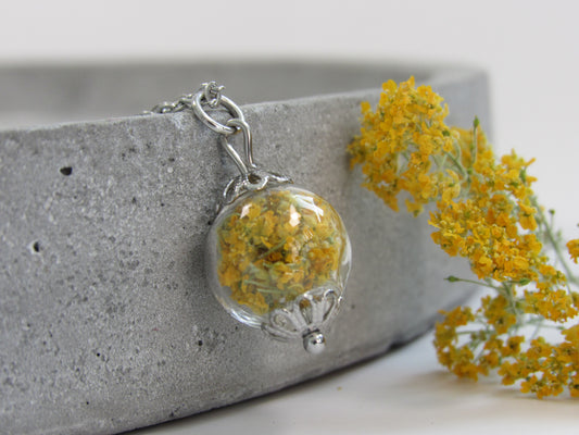 Halskette mit Glaskugel - gelbes Steinkraut