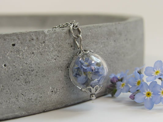 Halskette mit Glaskugel - Vergissmeinnicht