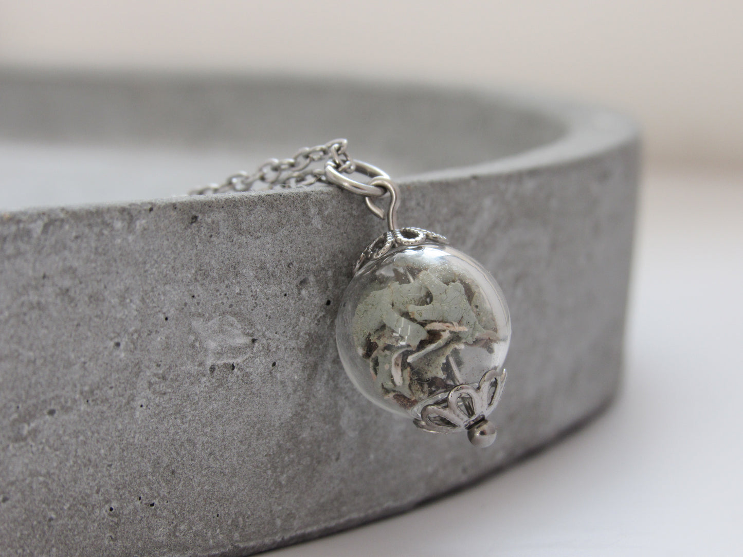 Halskette mit Glaskugel - Flechte