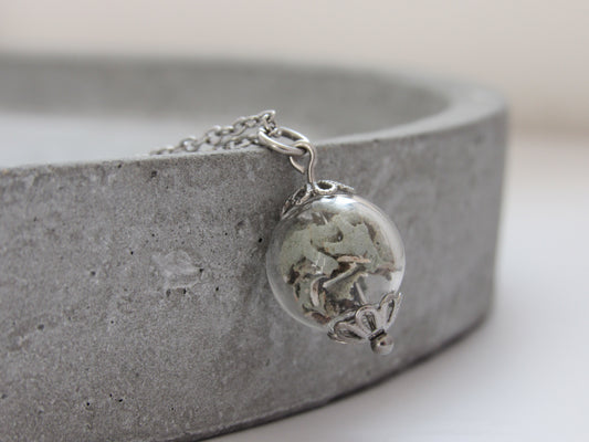 Halskette mit Glaskugel - Flechte