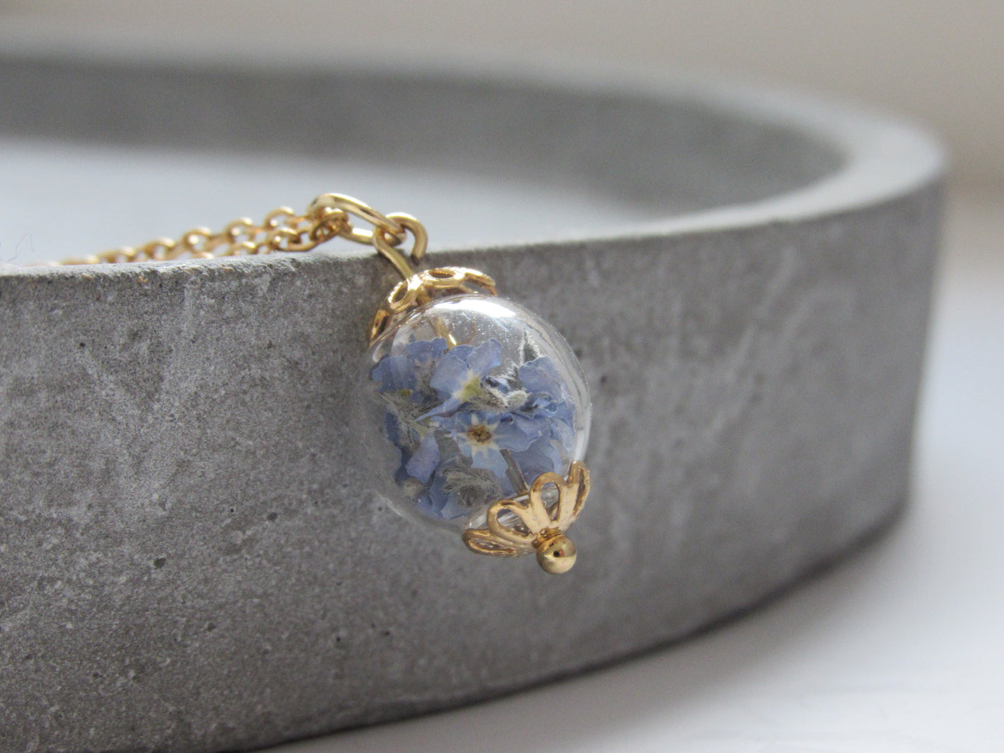 Halskette mit Glaskugel - Vergissmeinnicht