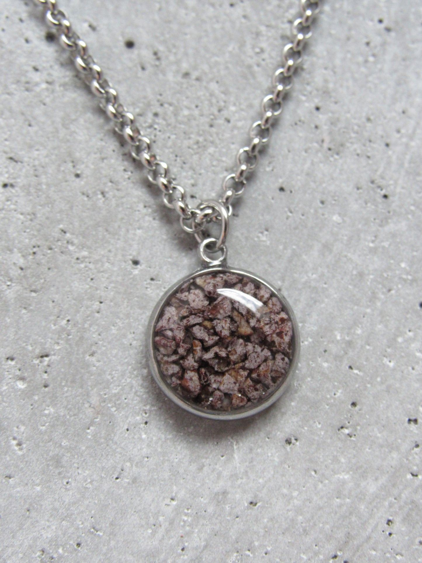 Männerhalskette mit Steinen und Harz