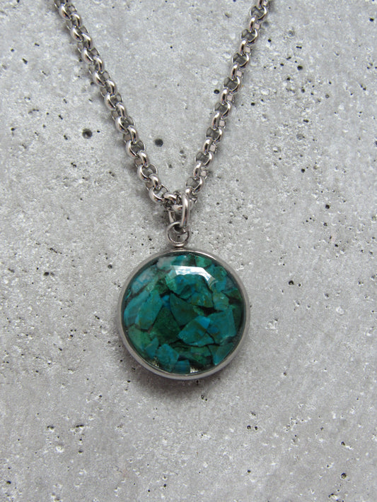 Männerhalskette mit Steinen und Harz