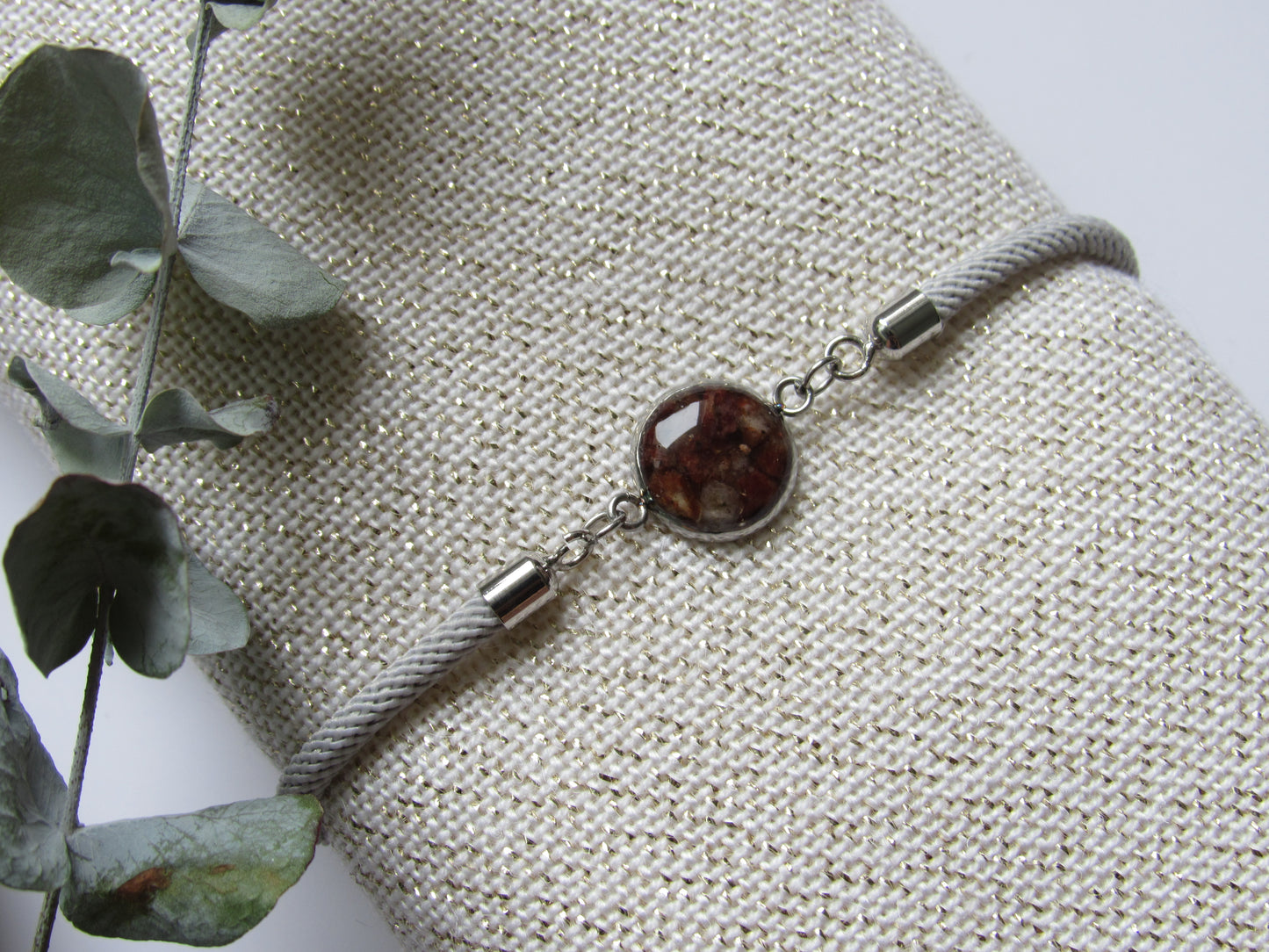 Kordelarmband mit Anhänger