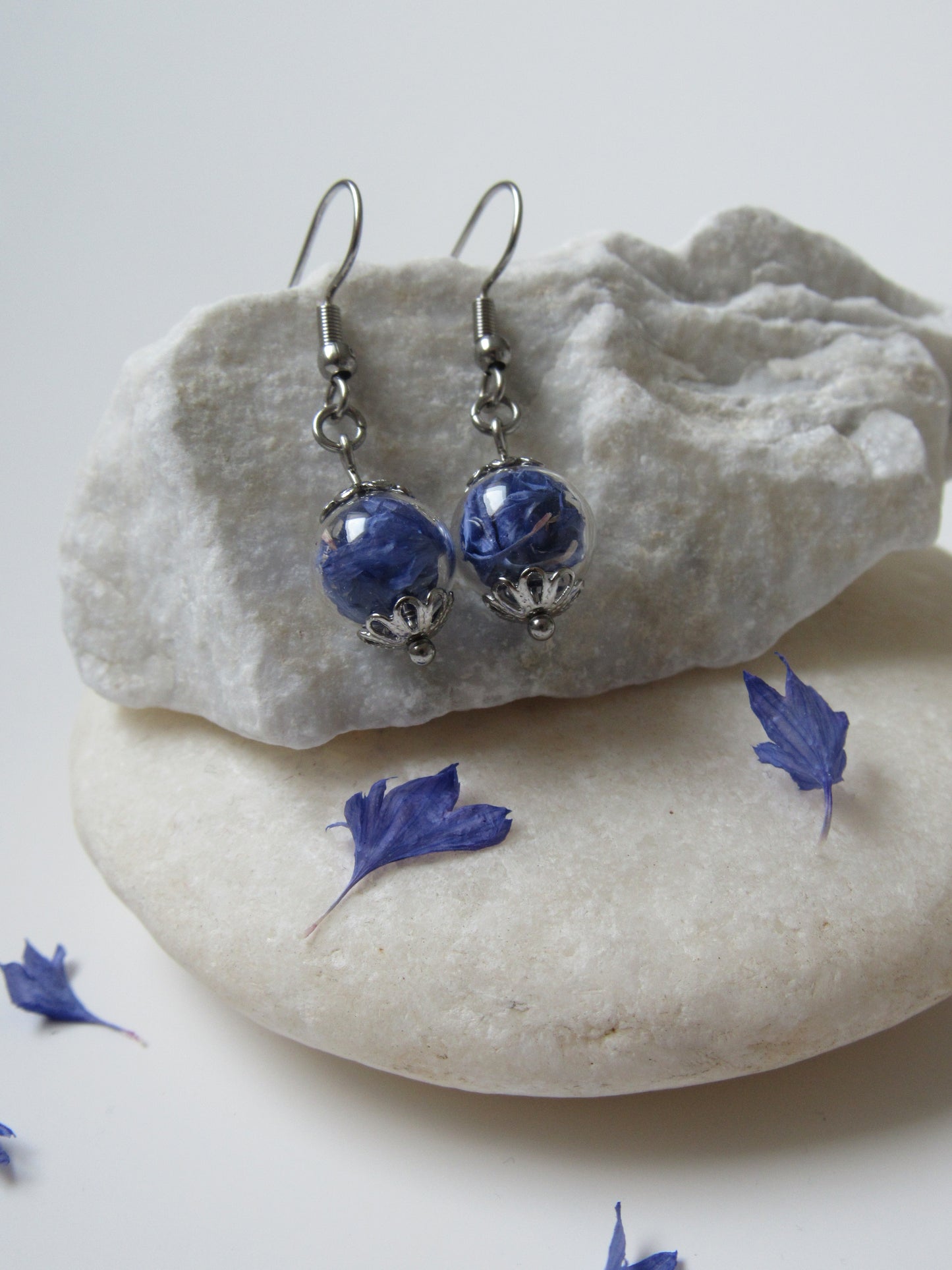 Hängeohrringe mit Glaskugel - Kornblume