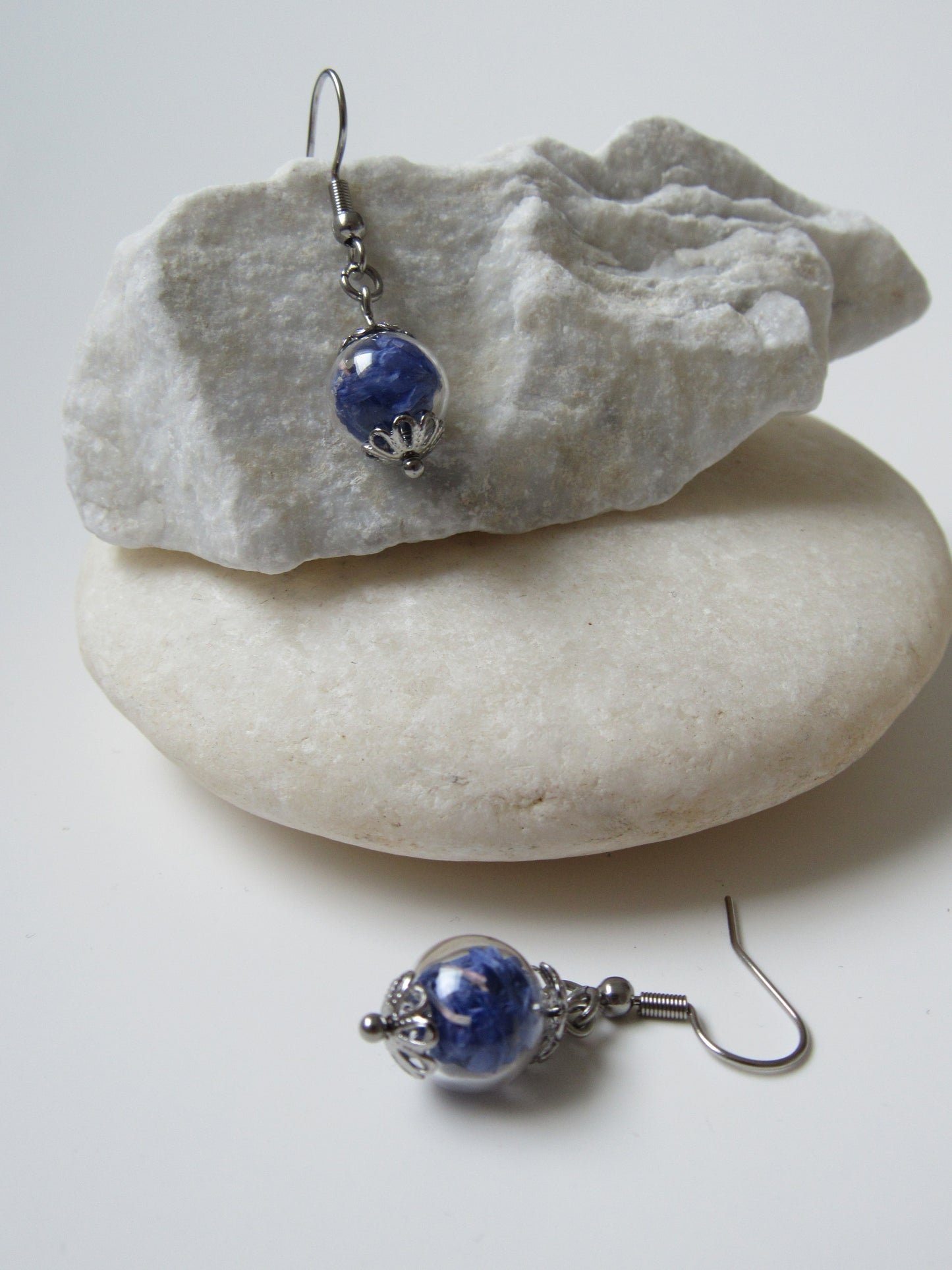 Hängeohrringe mit Glaskugel - Kornblume