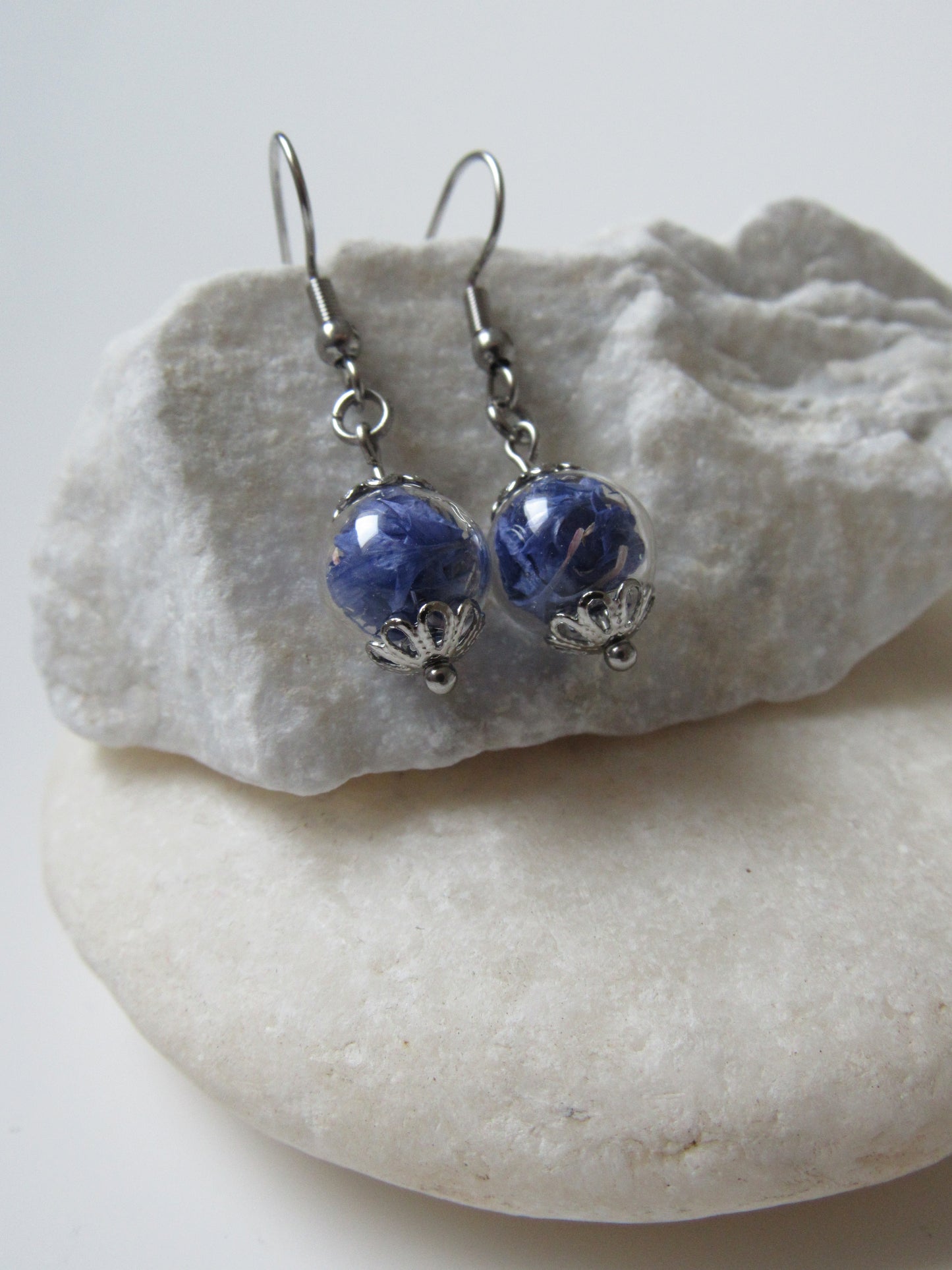 Hängeohrringe mit Glaskugel - Kornblume