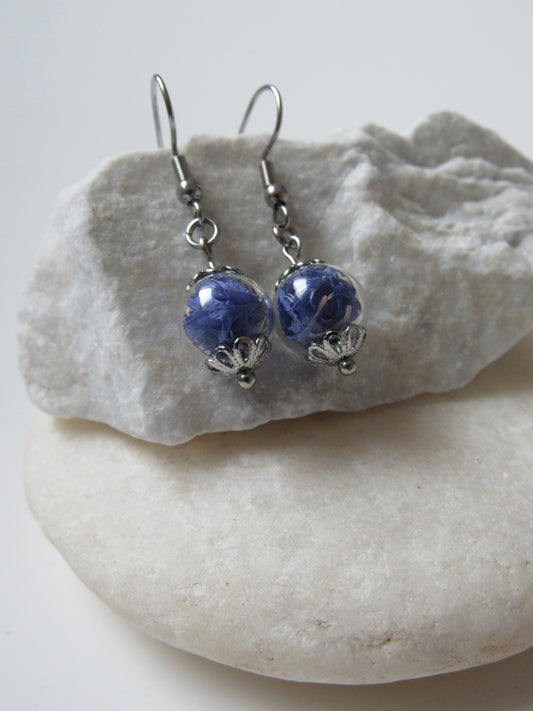 Hängeohrringe mit Glaskugel - Kornblume