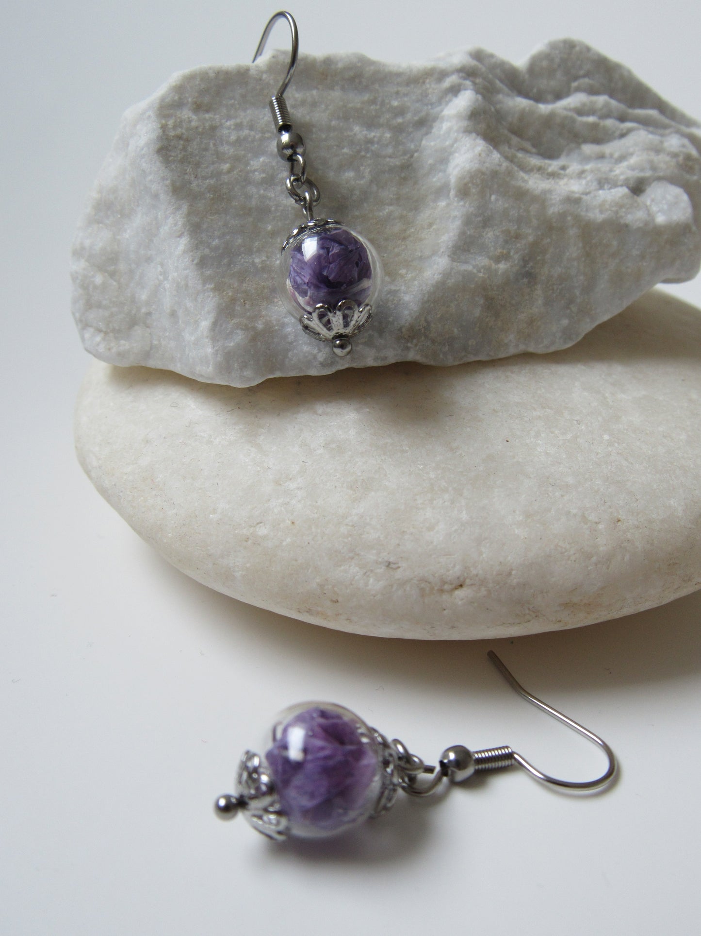 Hängeohrringe mit Glaskugel - Kornblume