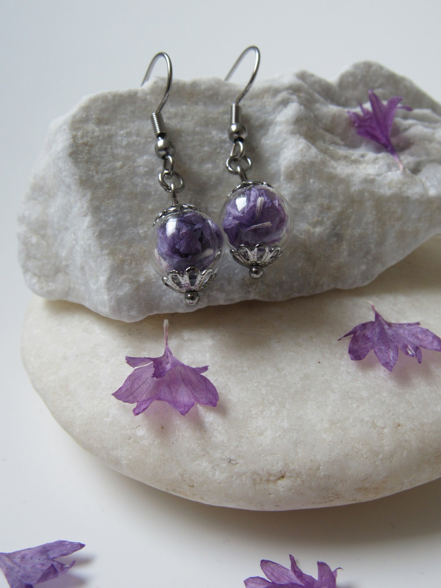 Hängeohrringe mit Glaskugel - Kornblume