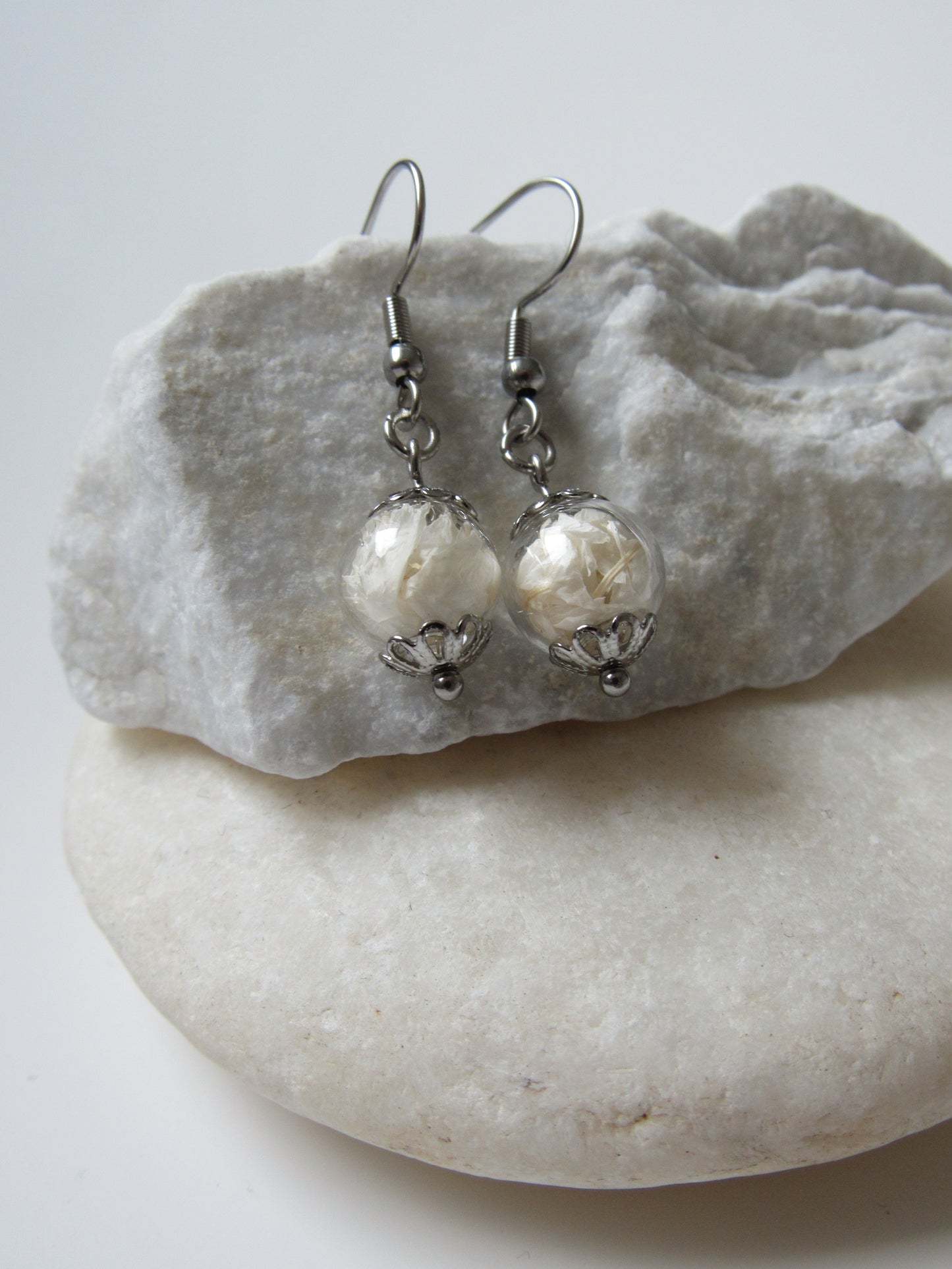 Hängeohrringe mit Glaskugel - Kornblume