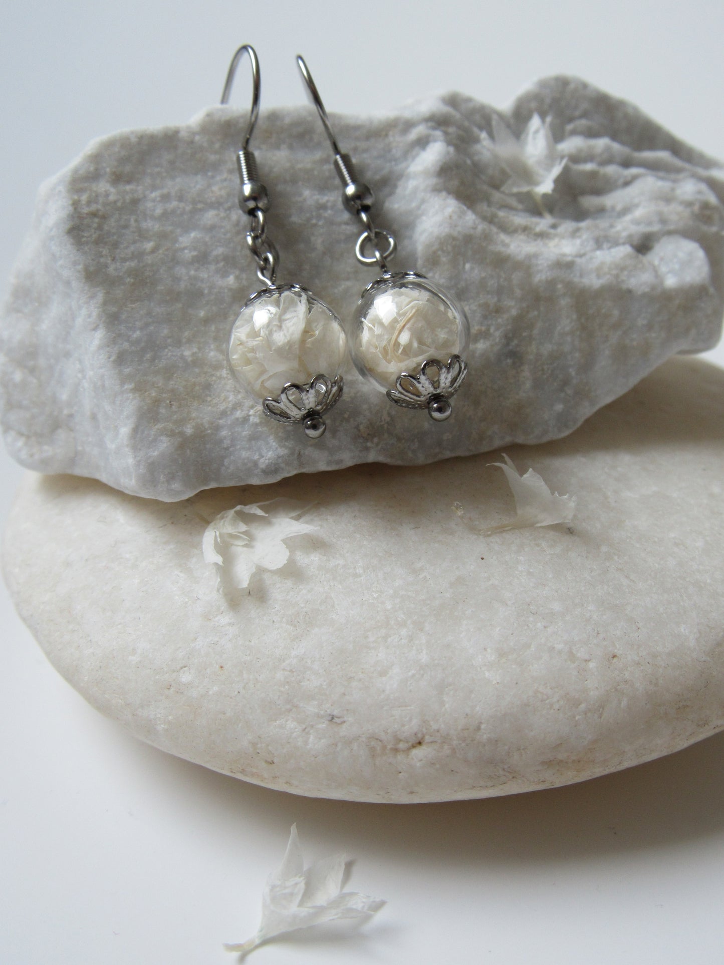 Hängeohrringe mit Glaskugel - Kornblume