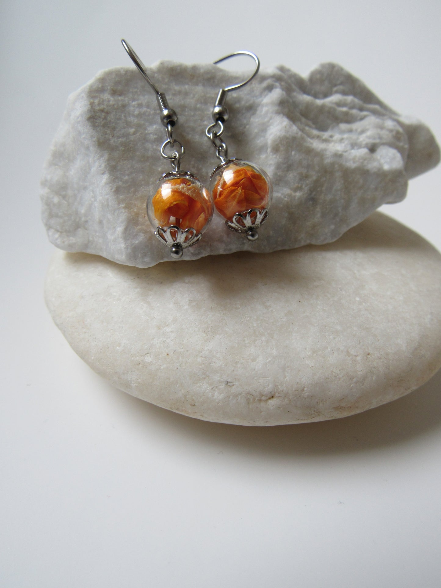 Orecchini pendenti con sfera di vetro - calendula