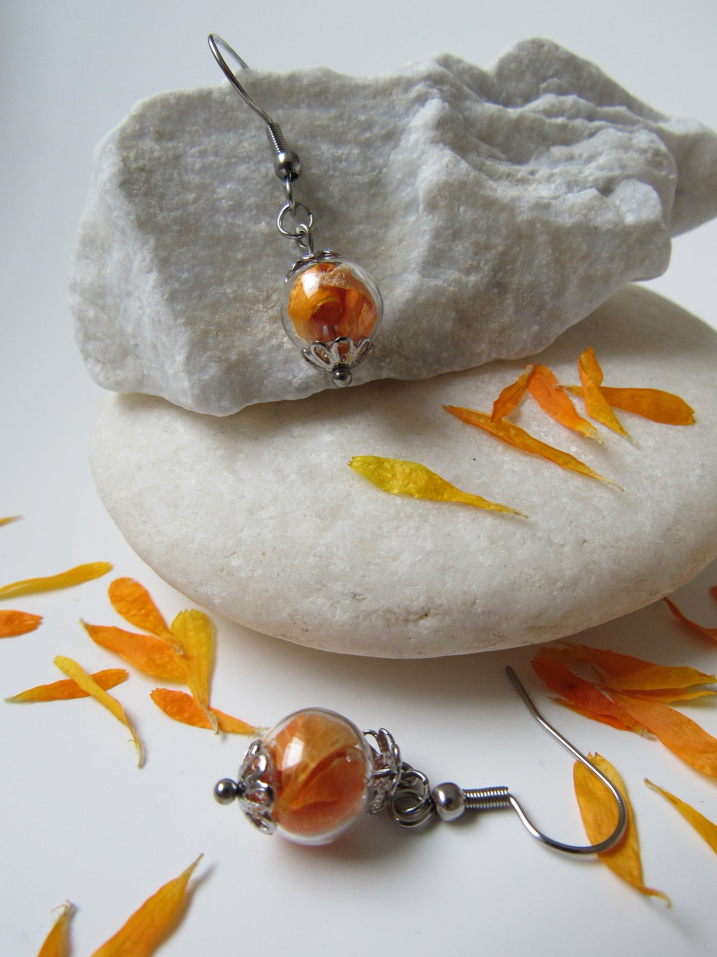 Orecchini pendenti con sfera di vetro - calendula