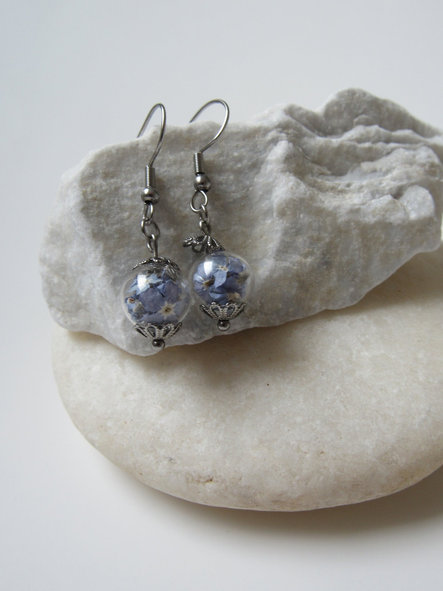 Orecchini pendenti con sfera di vetro - blu nontiscordardime