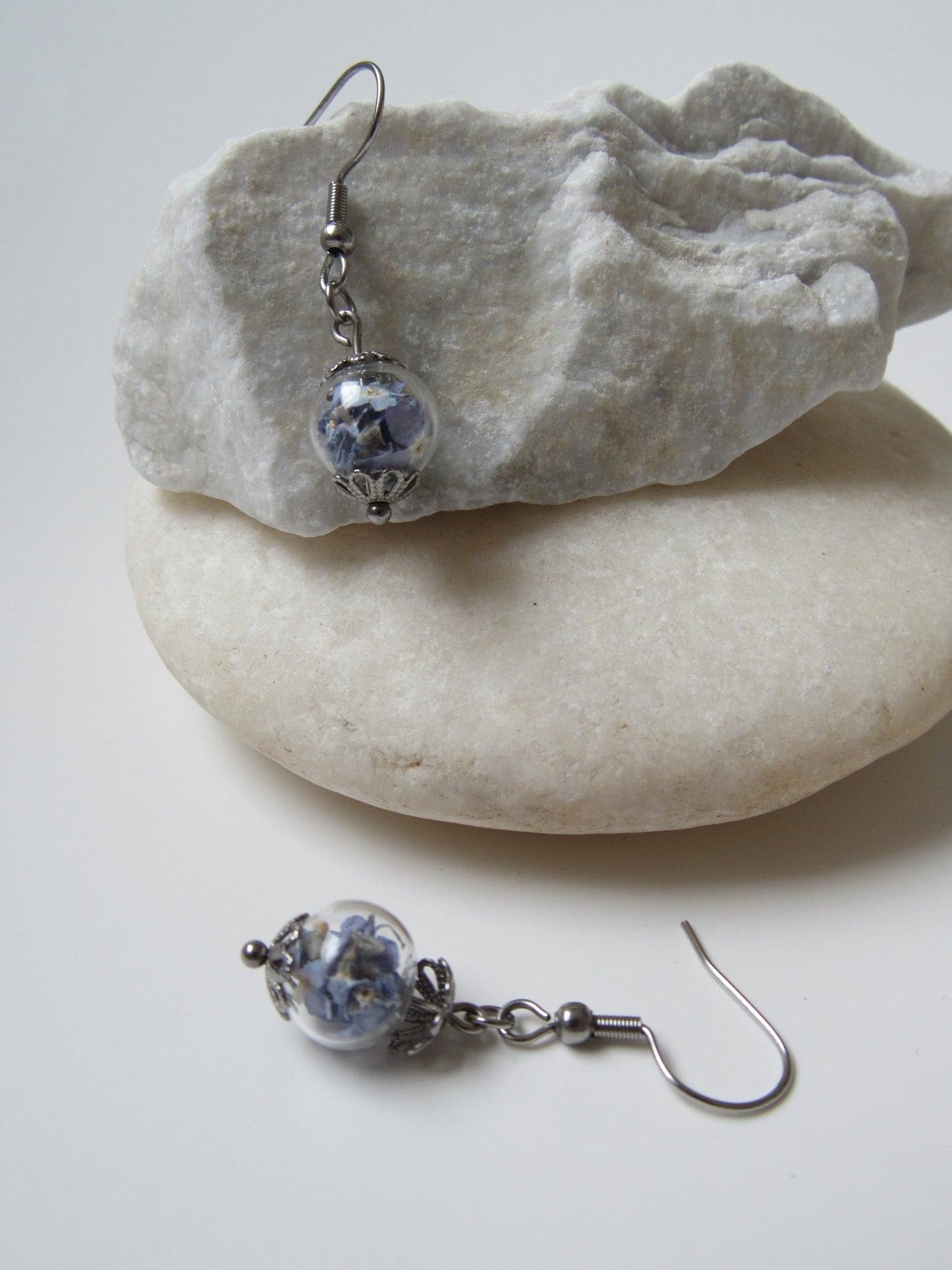 Orecchini pendenti con sfera di vetro - blu nontiscordardime