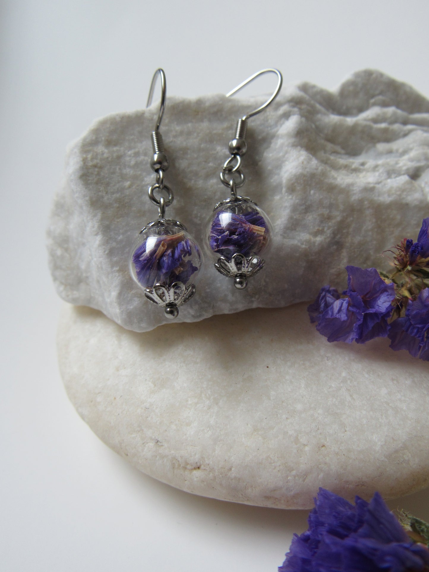 Hängeohrringe mit Glaskugel - Strandflieder