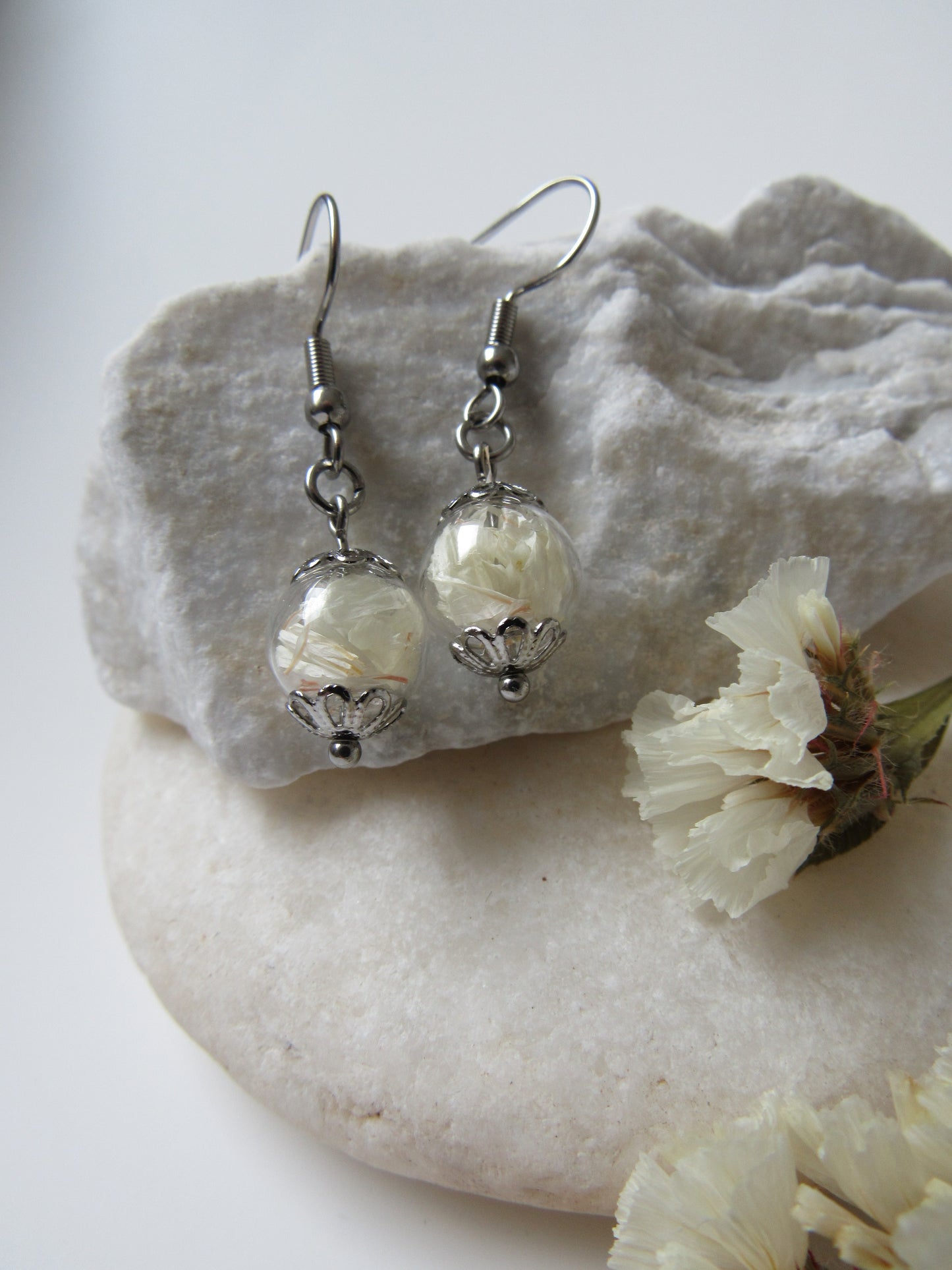 Hängeohrringe mit Glaskugel - Strandflieder