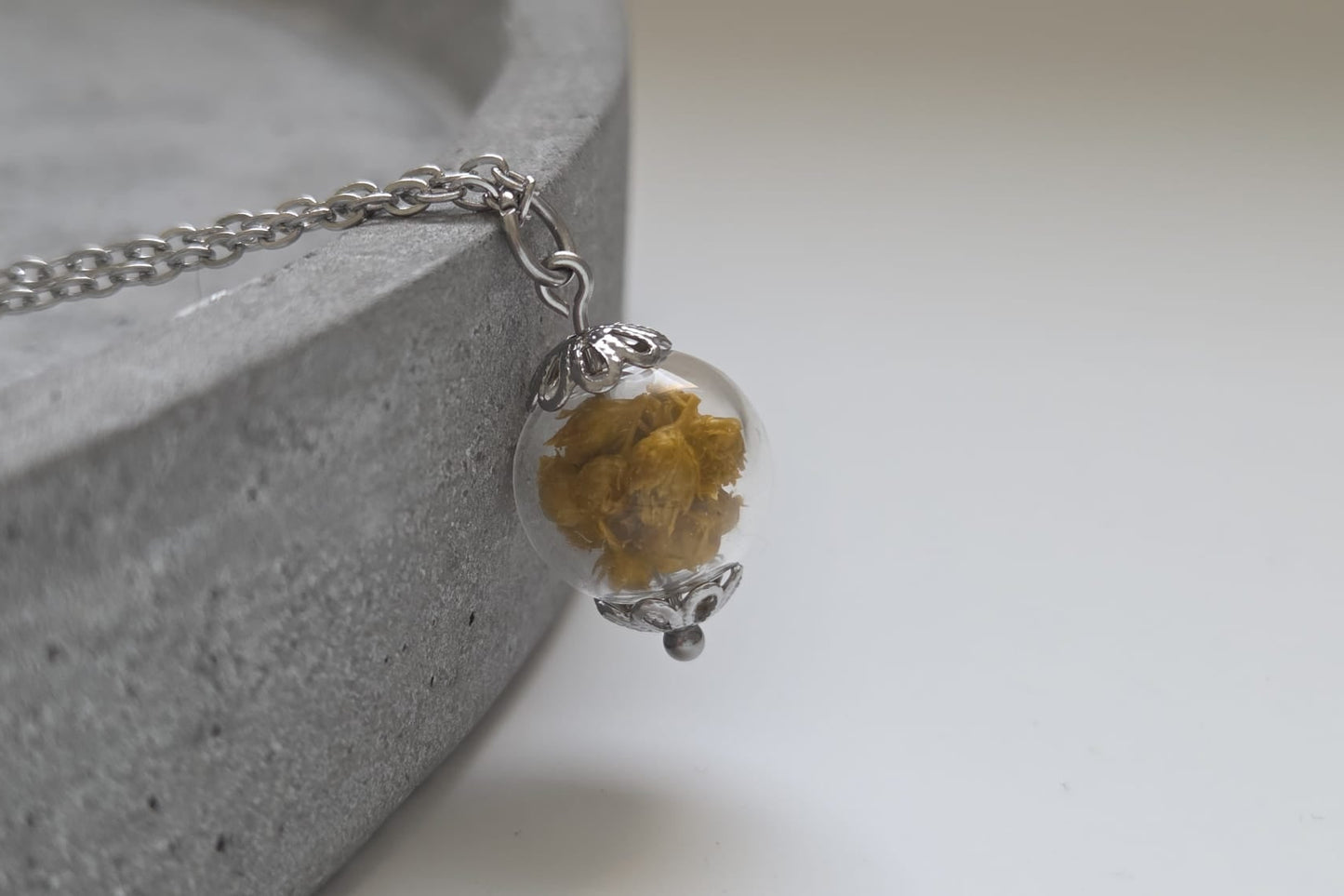 Halskette mit Glaskugel - Ginster