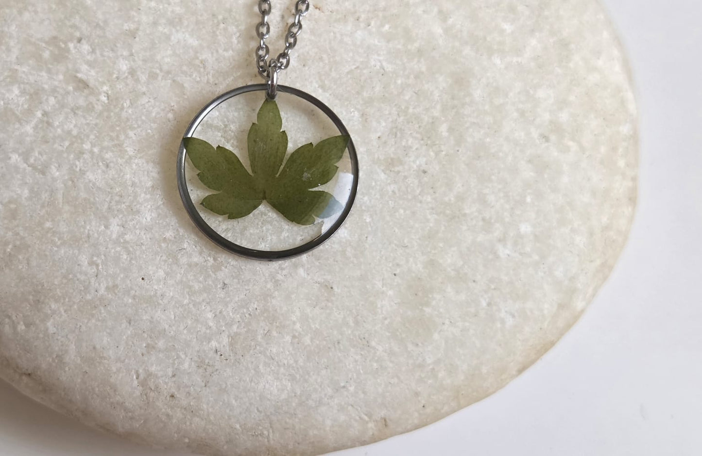Halskette mit Anhänger - Blatt - 20mm